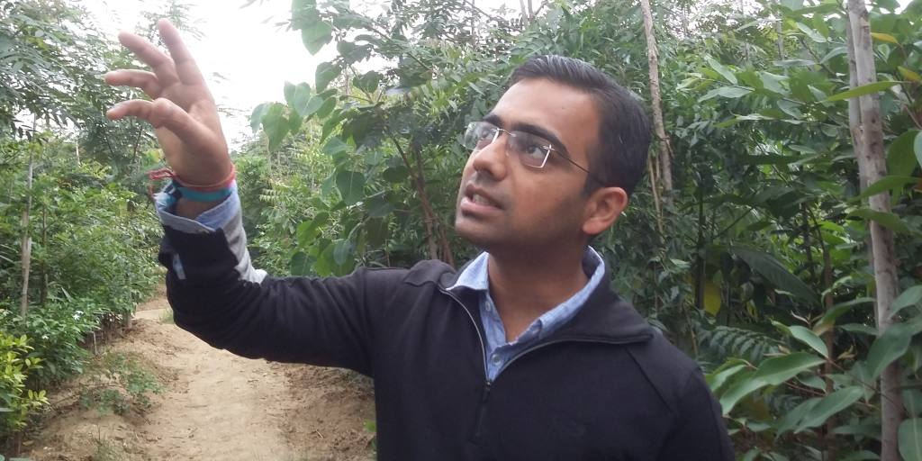 इंजीनियरिंग की नौकरी छोड़ अब जंगल लगा रहे हैं शुभेंदु शर्मा।